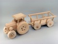 Drewniany traktor z przyczepą na siano