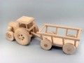 Drewniany traktor z przyczepą na siano