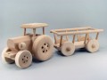 Drewniany traktor z przyczepą na siano