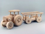 Drewniany traktor z przyczepą na siano