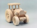 Drewniany traktor z przyczepą na siano